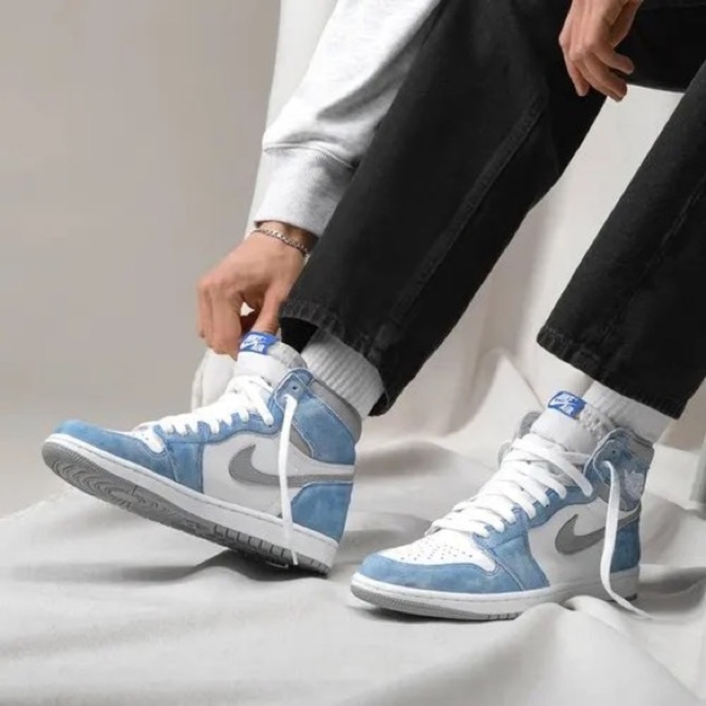 AIR JORDAN 1 HIGH OG GS "HYPER ROYAL" - Picture 3 of 9